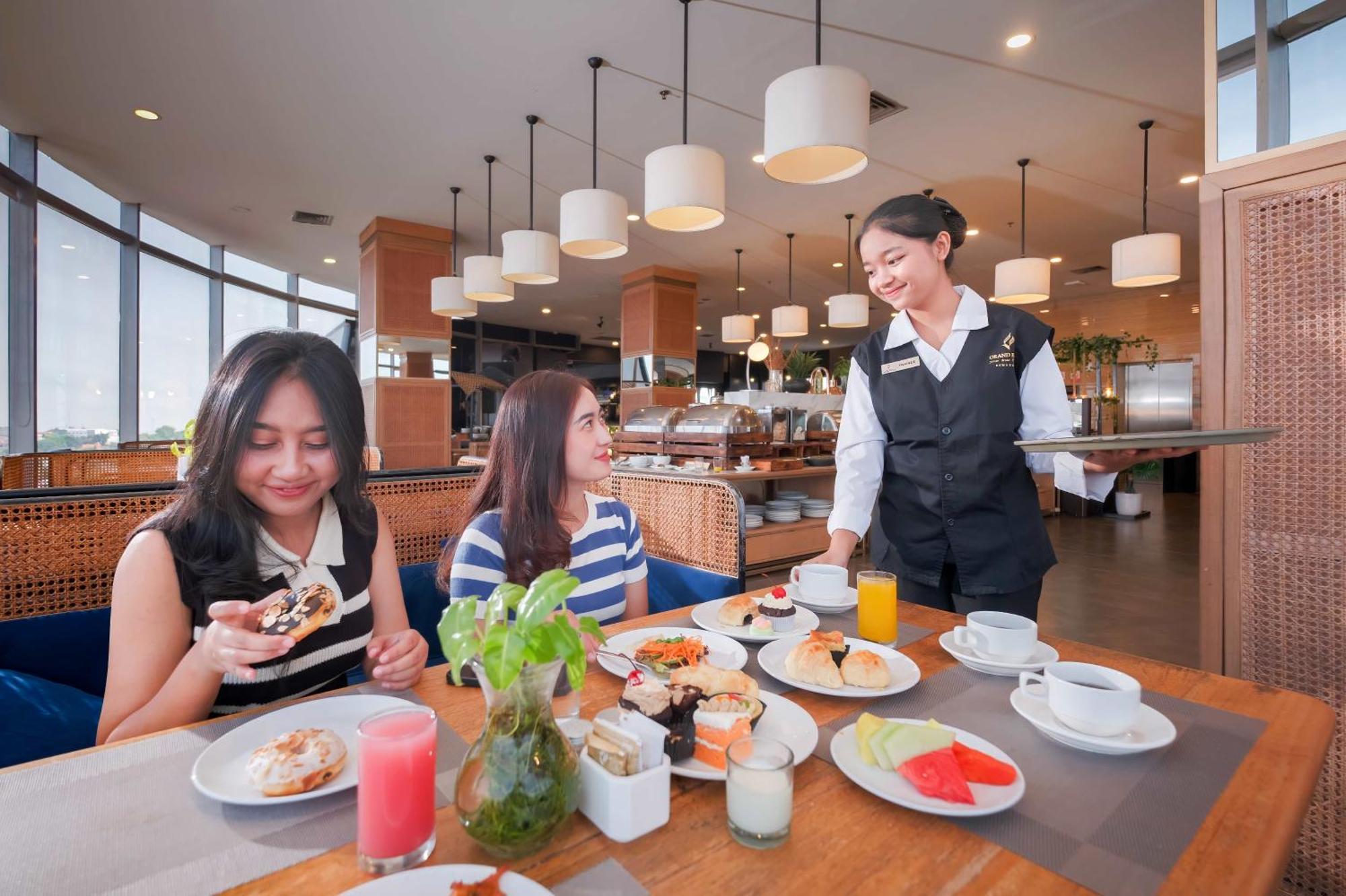 Grand Edge Hotel 4*